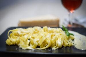  Rețeta de Fettuccine cu sos  cremos de parmezan