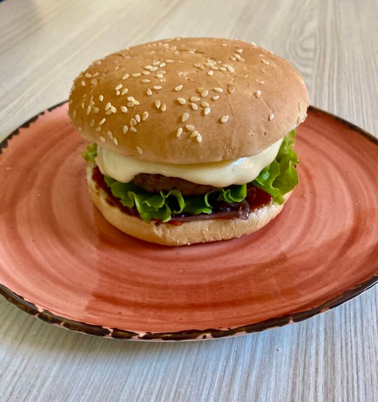 Burger de vită cu  sos Cheddar