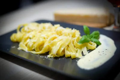 Rețeta de Fettuccine cu sos  cremos de parmezan