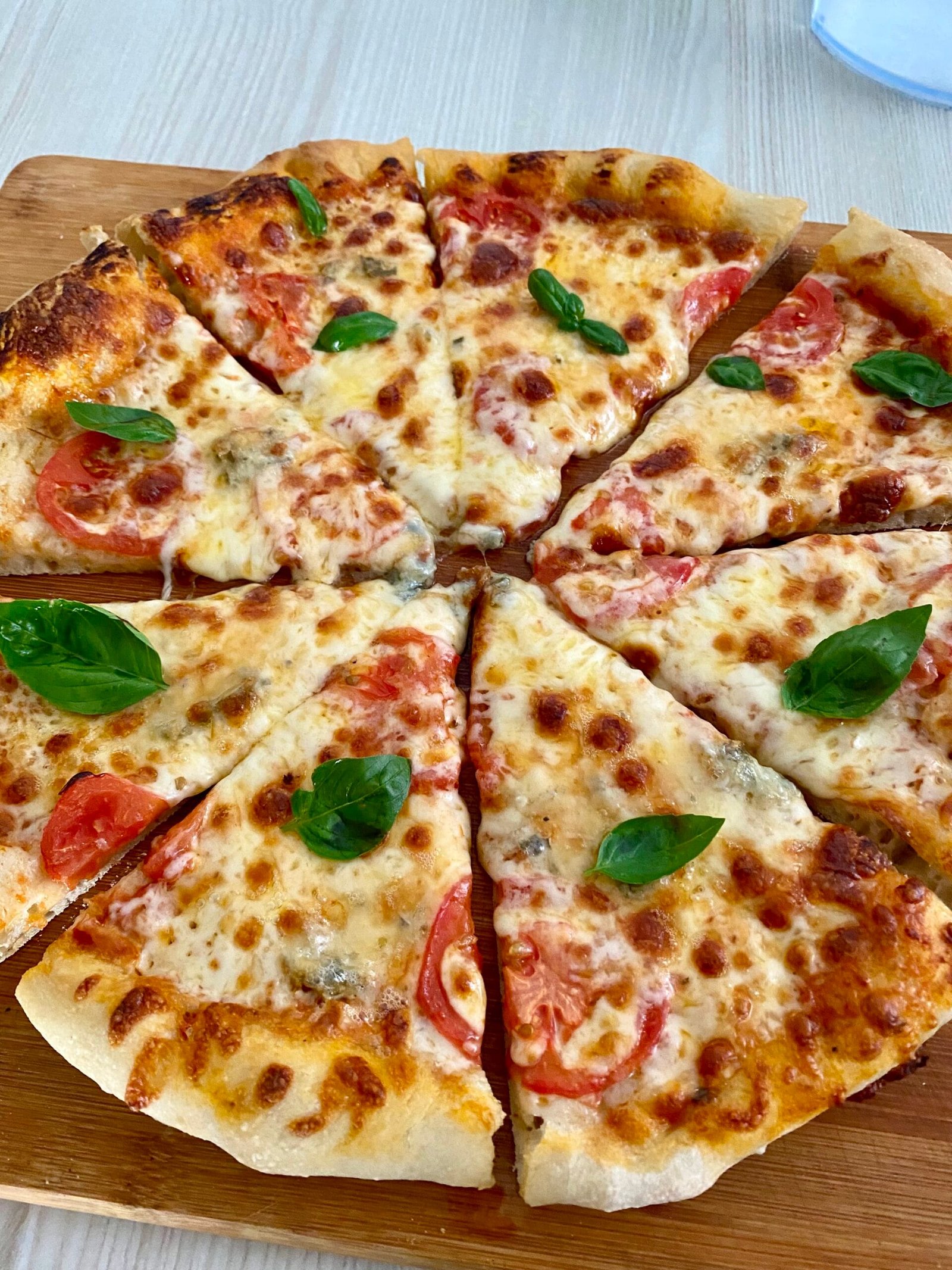 Rețetă de Pizza cu Mozzarella și Roșii