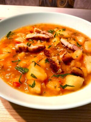 Tocăniță de Cartofi cu Afumătură – Rețetă Tradițională cu Tarhon