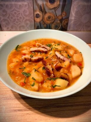 Tocăniță de Cartofi cu Afumătură – Rețetă Tradițională cu Tarhon