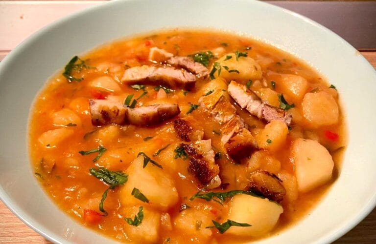 Tocăniță de Cartofi cu Afumătură – Rețetă Tradițională cu Tarhon