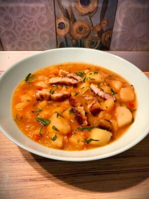 Tocăniță de Cartofi cu Afumătură – Rețetă Tradițională cu Tarhon