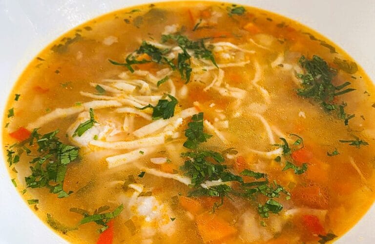 Ciorbă de Curcan cu Tăiței de Casă – Rețetă Tradițională