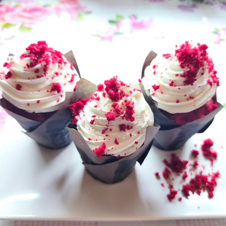 Rețetă Brioșe Red Velvet cu Cremă de Brânză | Pufoase