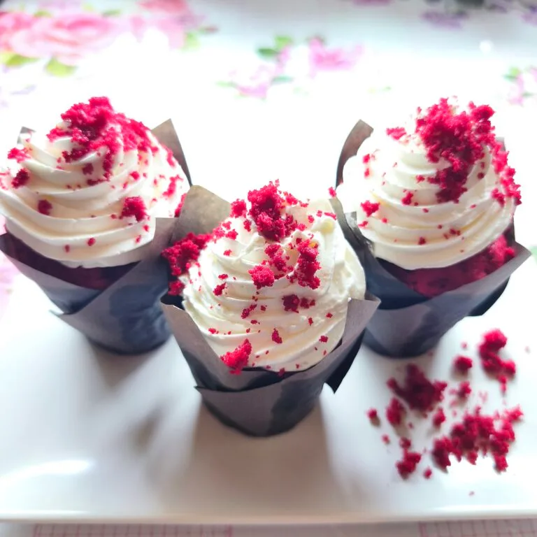 Rețetă Brioșe Red Velvet cu Cremă de Brânză | Pufoase